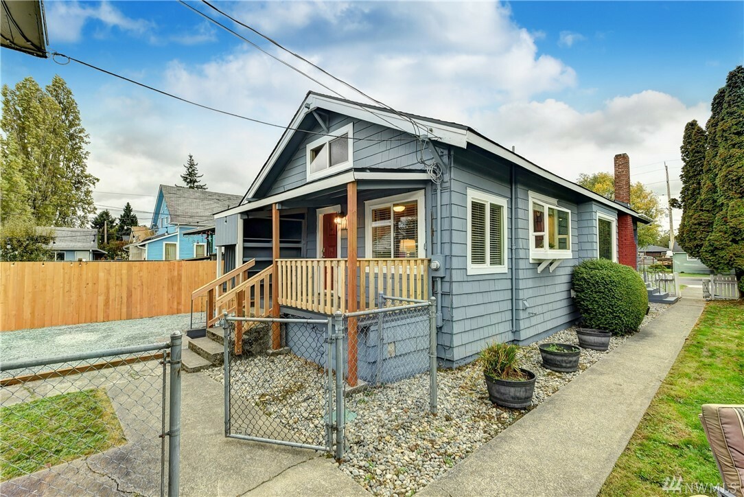 Property Photo:  2126 Walnut St  WA 98201 