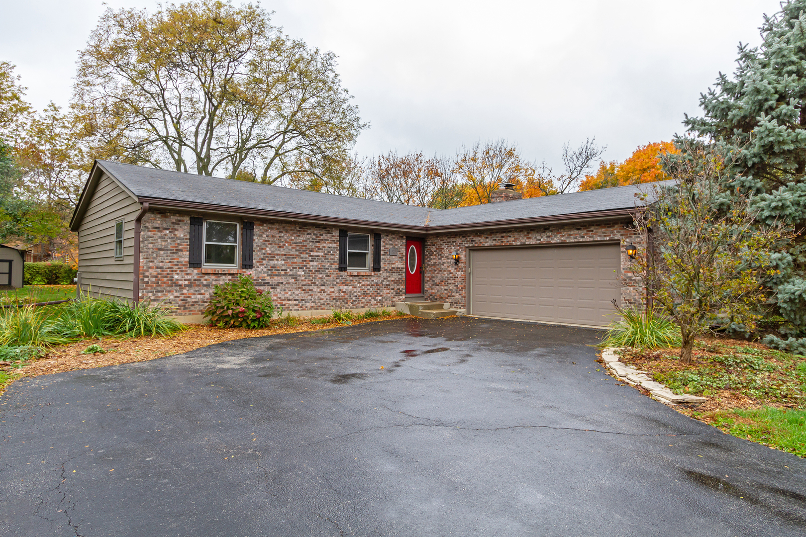 Property Photo:  300 Rustic Lane  IL 60102 