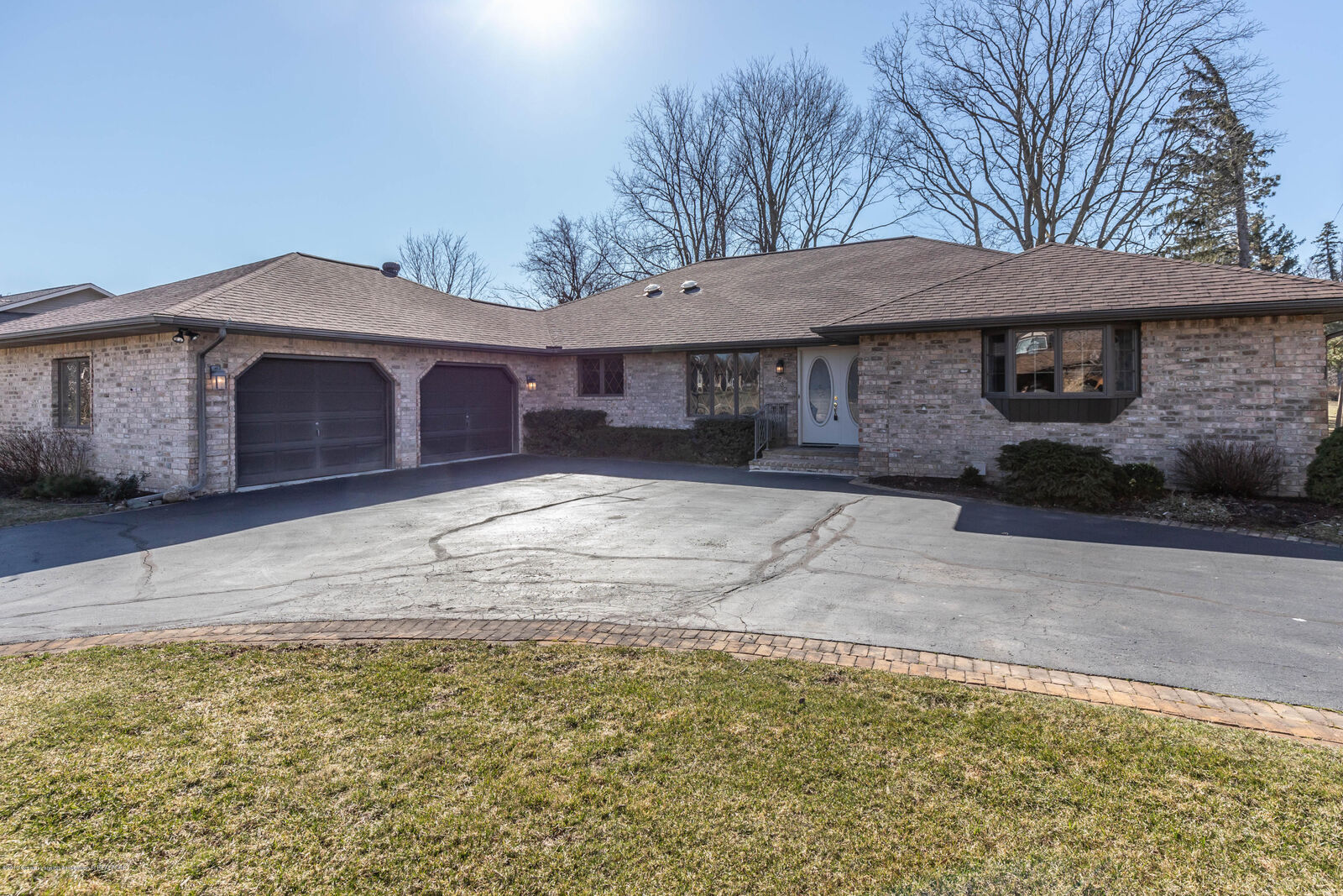 Property Photo: 3232 E Broadmoor Drive MI 48906