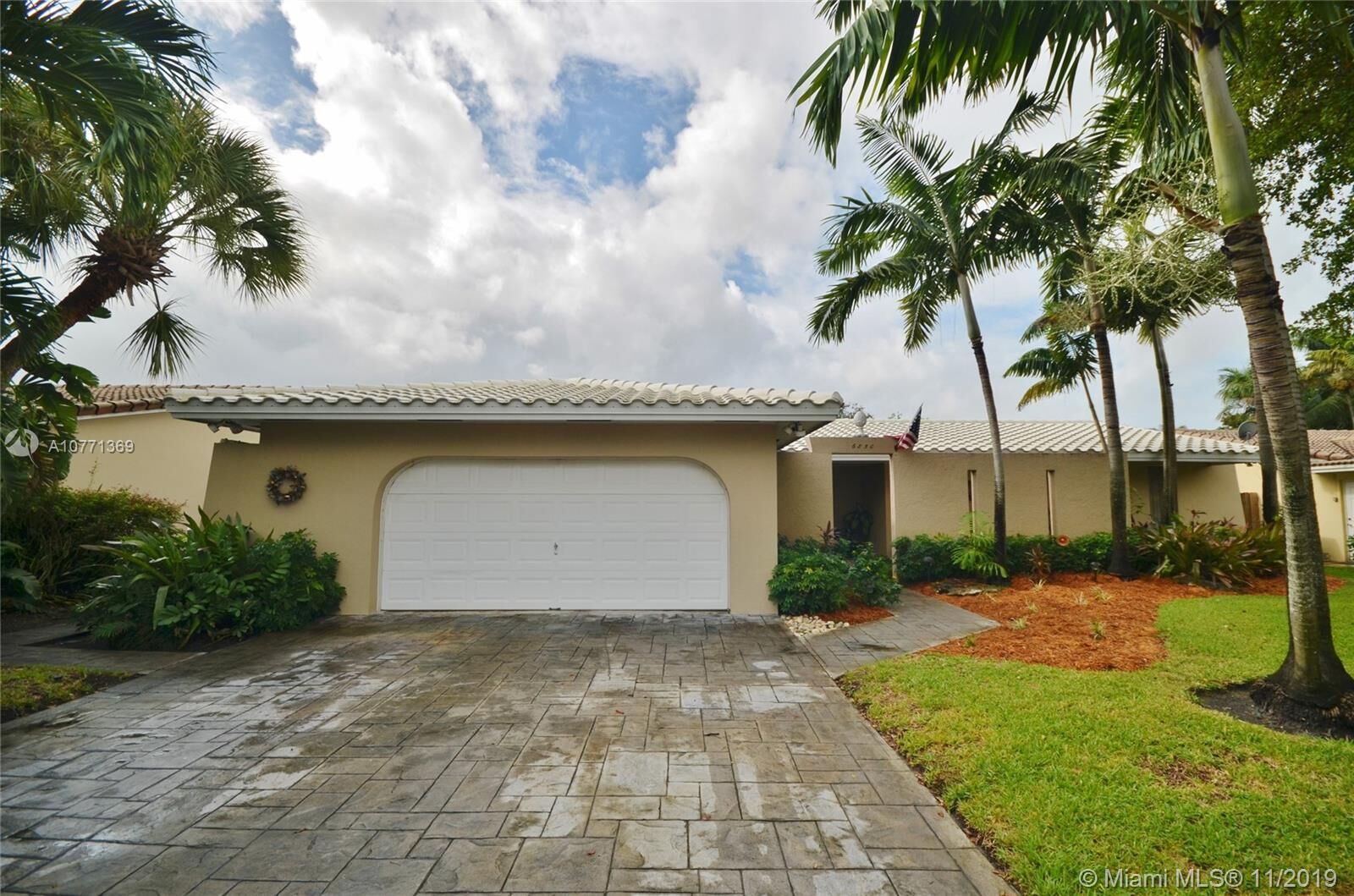 Property Photo: 6850 Queen Palm Terrace FL 33014