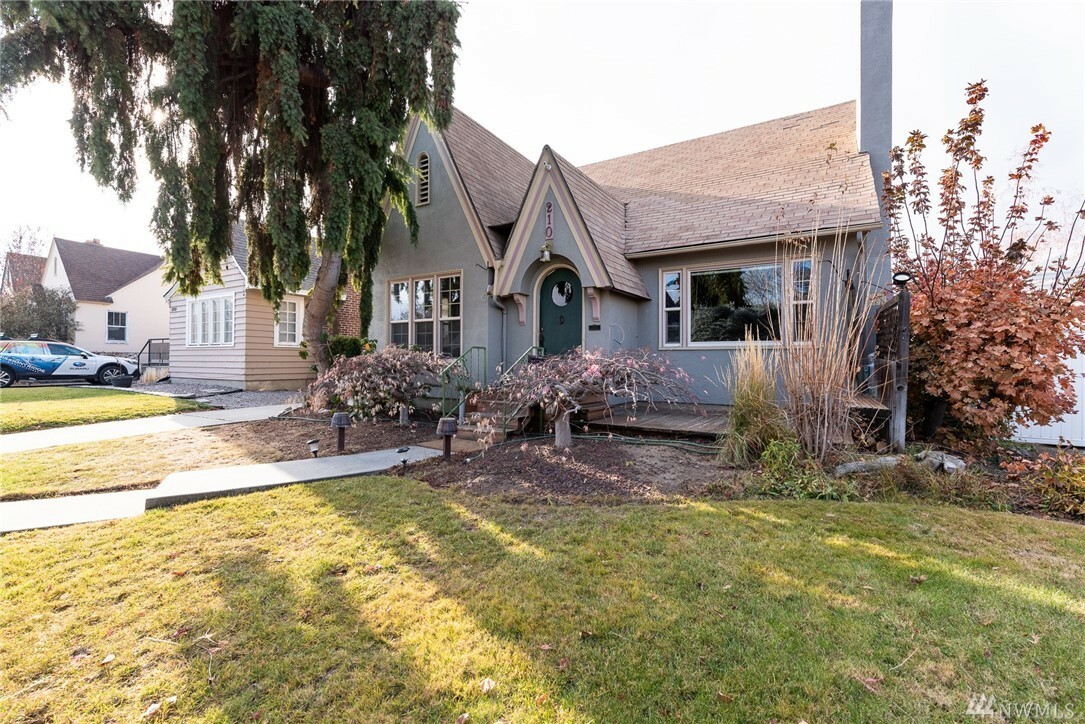 Property Photo: 210 N Franklin Ave WA 98801