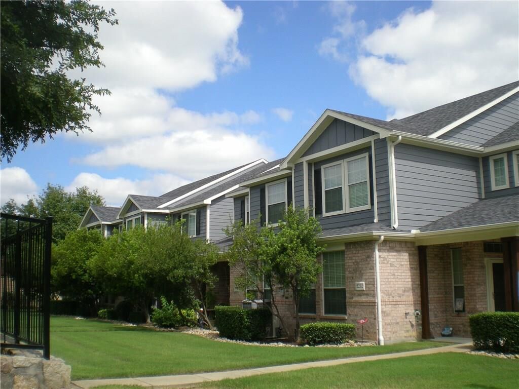 Property Photo: 2216 Stoneleigh Place TX 75071