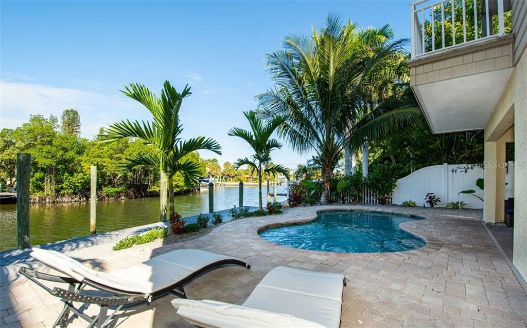 Property Photo: 410 Pine Avenue FL 34216