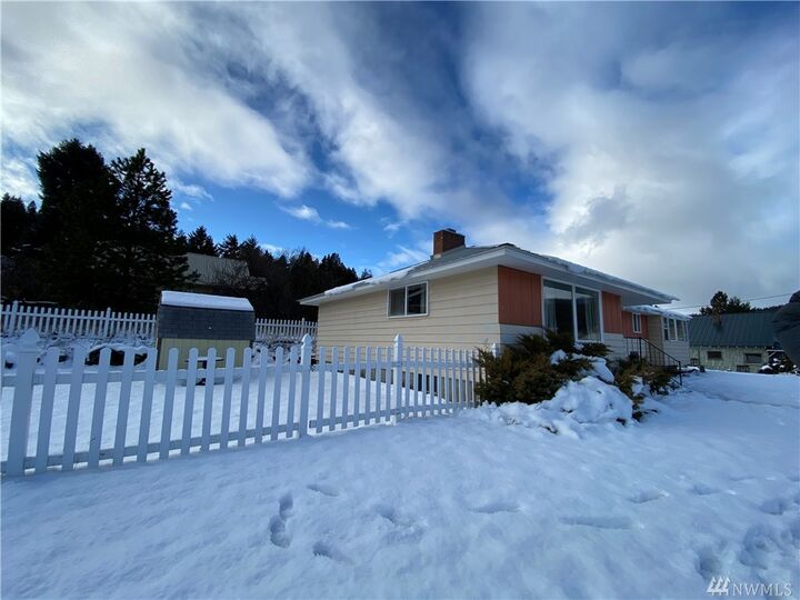 Property Photo:  201 W Montana Avenue  WA 98941 