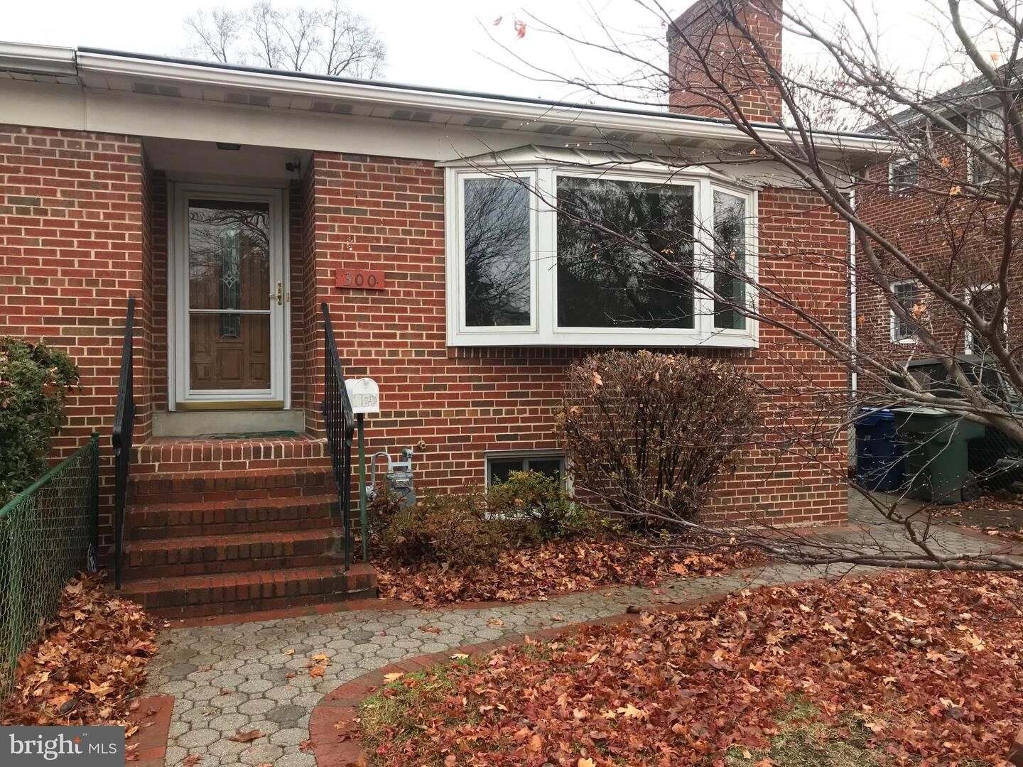 Property Photo:  300 E Oak Street  VA 22301 