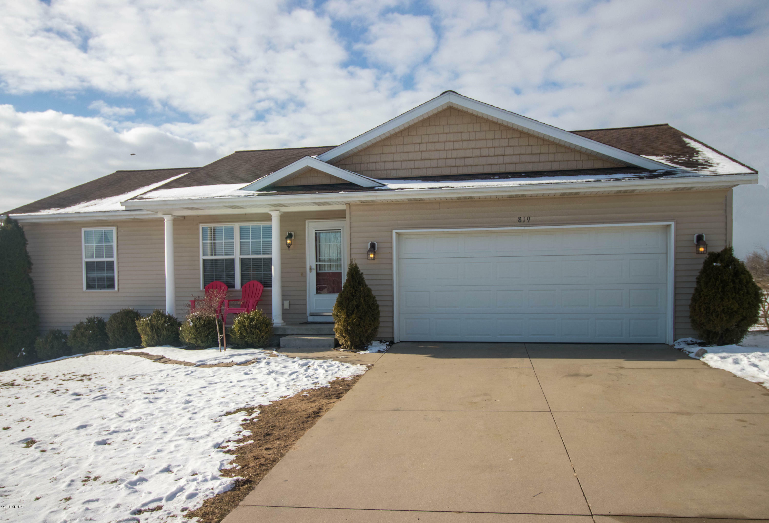 Property Photo:  819 Green Meadows Drive  MI 49333 