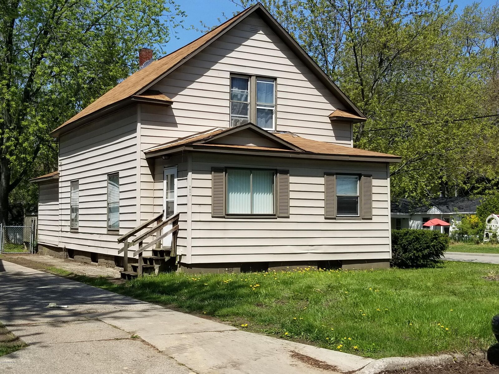 Property Photo: 1911 Franklin Street MI 49441