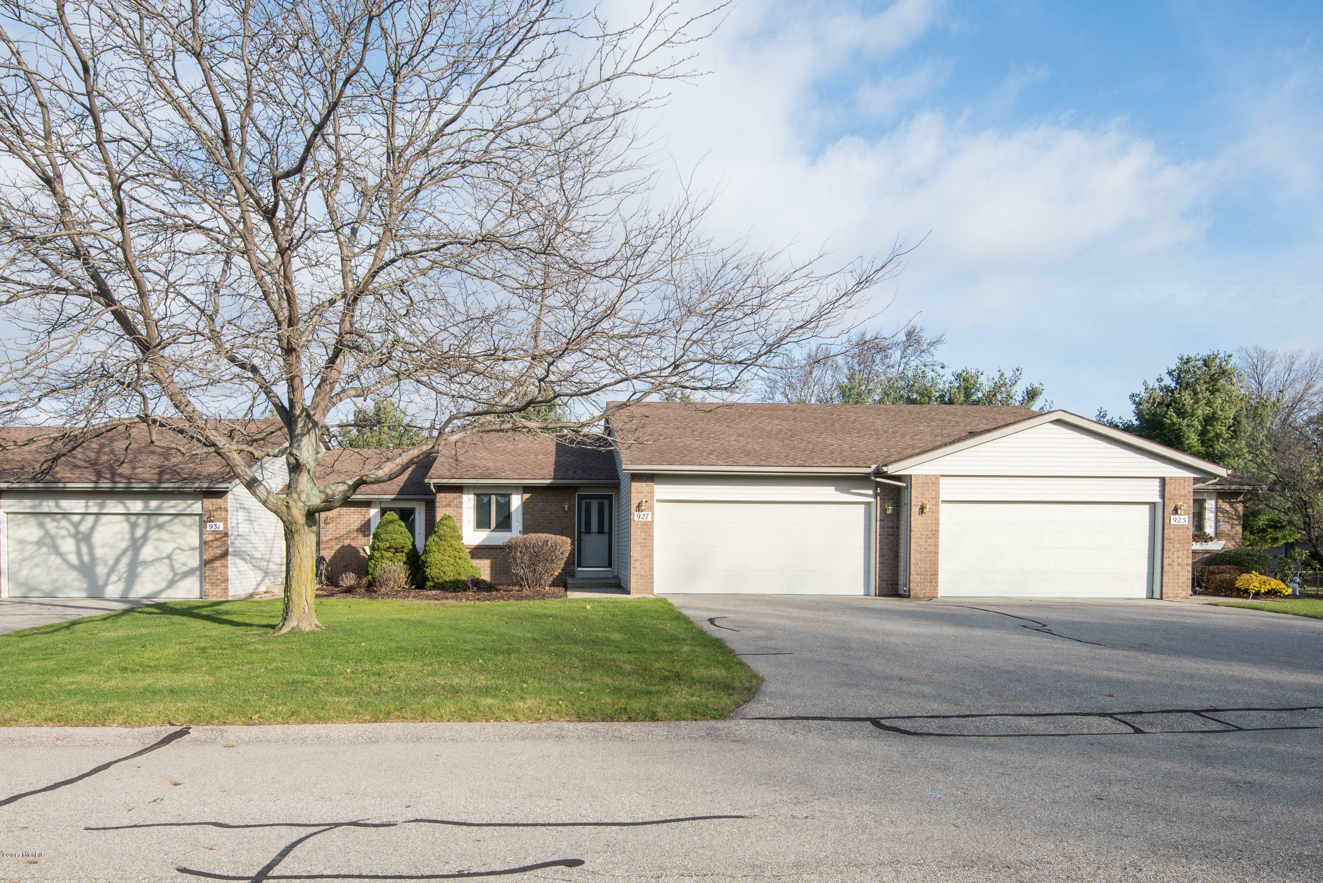 Property Photo:  927 Village Court  MI 49423 