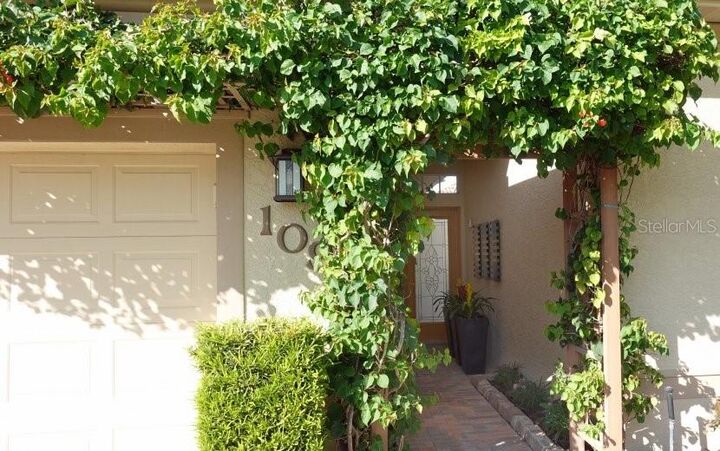 Property Photo:  109 Amora Avenue  FL 34285 