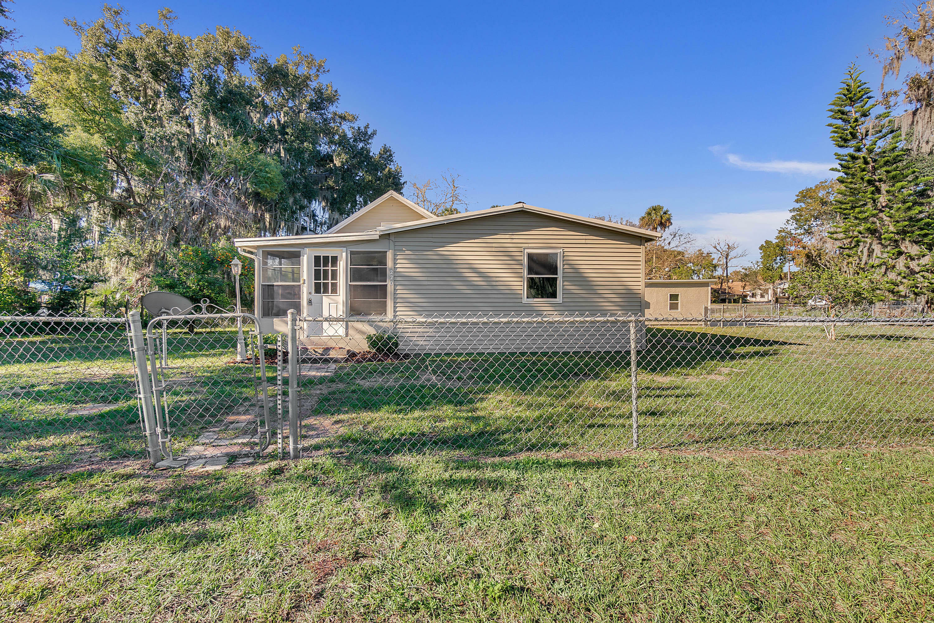 Property Photo:  220 Inwood Avenue  FL 32168 