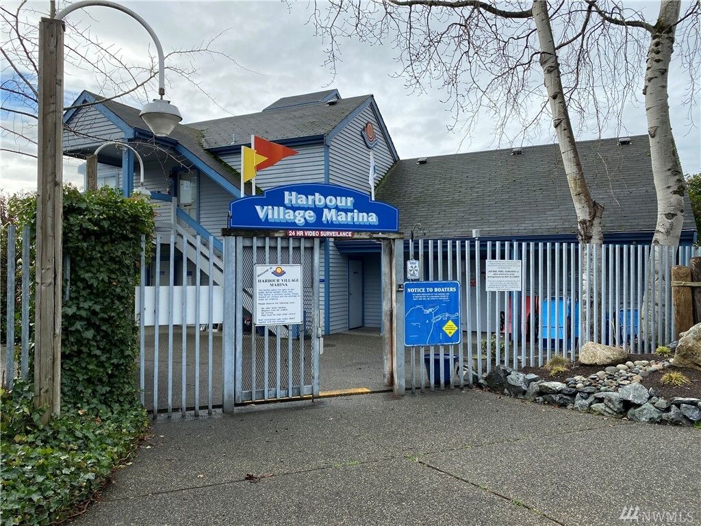 Property Photo: 6155 NE 175th St 524 WA 98028