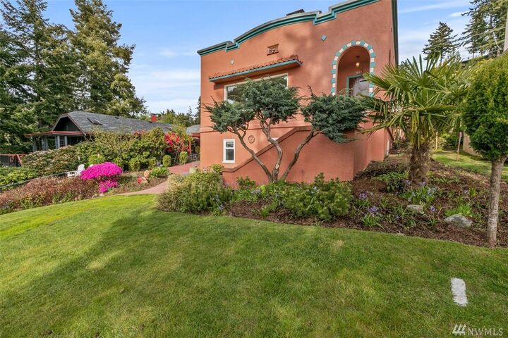 Property Photo:  421 16th St  WA 98225 