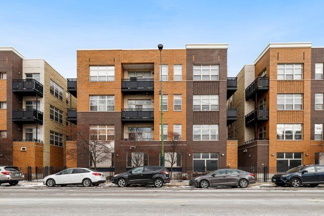 Property Photo: 2935 N Clybourn Avenue 203 IL 60618