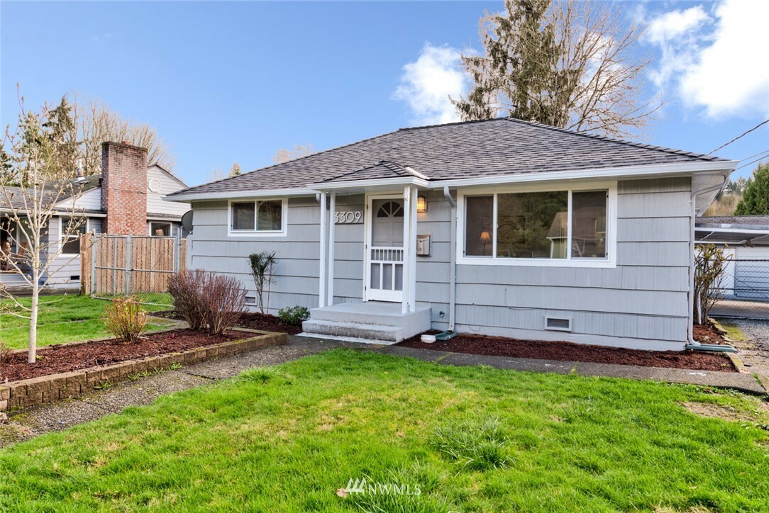 Property Photo:  3309 SE 5th Street  WA 98058 