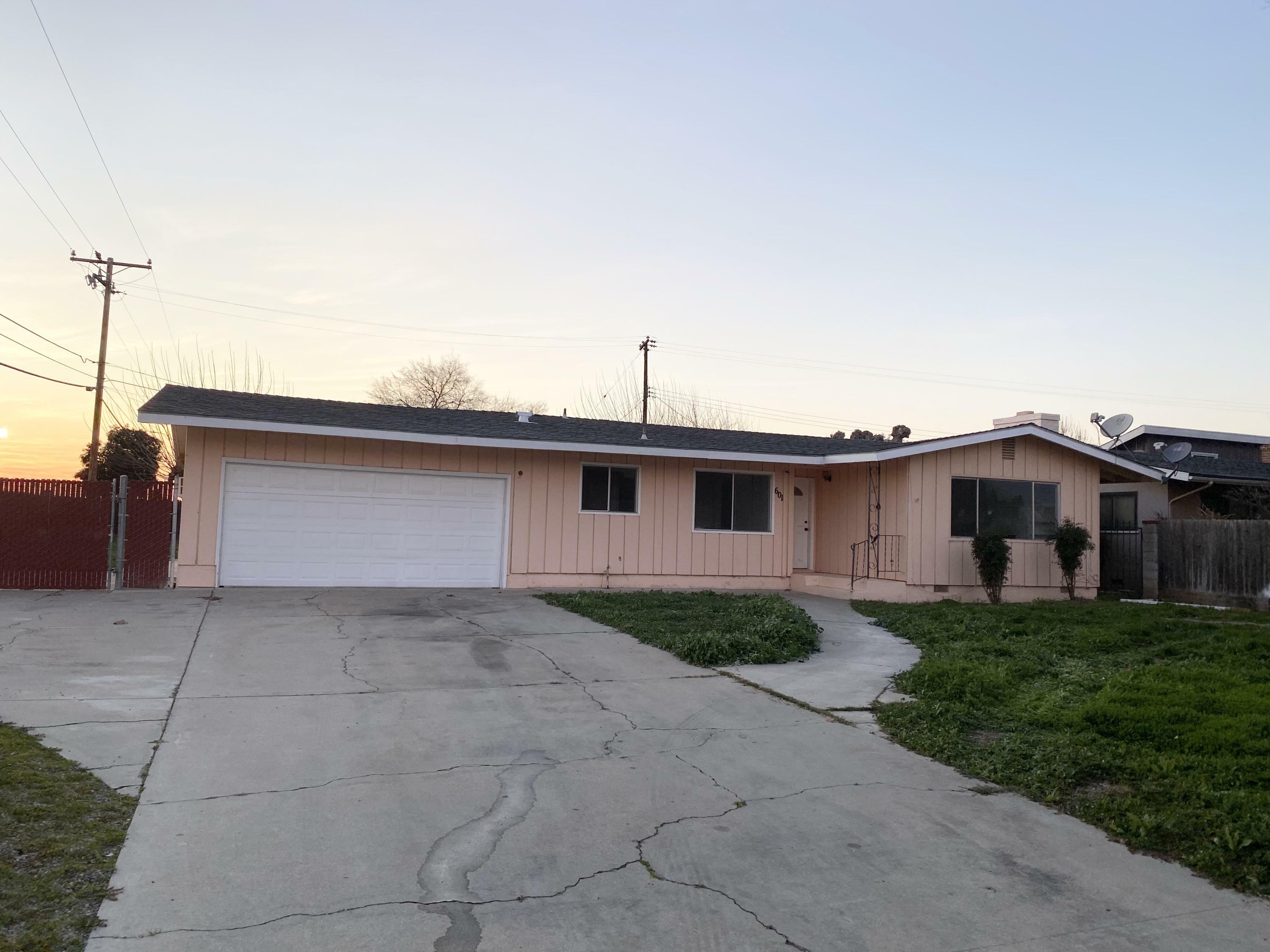 Property Photo:  601 N Pepper Street  CA 93286 