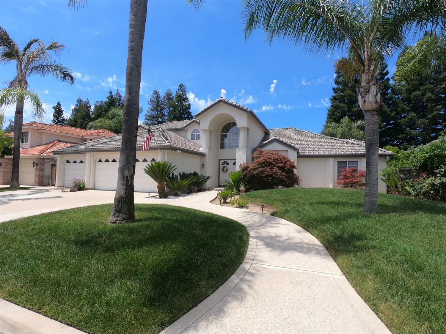 Property Photo:  854 E Country View Circle  CA 93730 