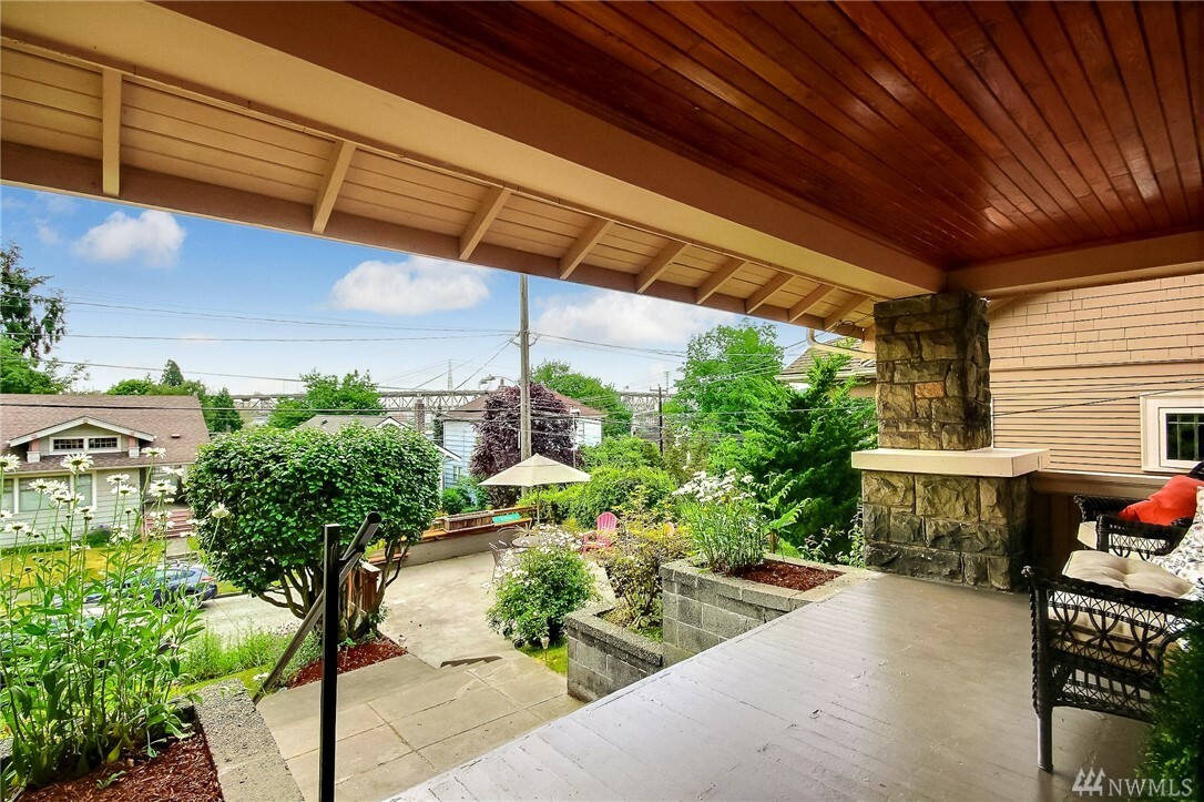 Property Photo: 4015 1st Ave NE WA 98105