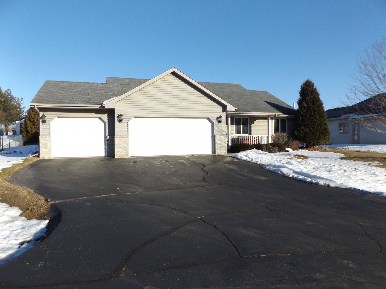 Property Photo: 517 Danielson Dr WI 53114