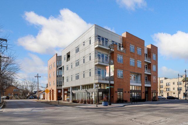 Property Photo: 4770 N Manor Avenue 201 IL 60625