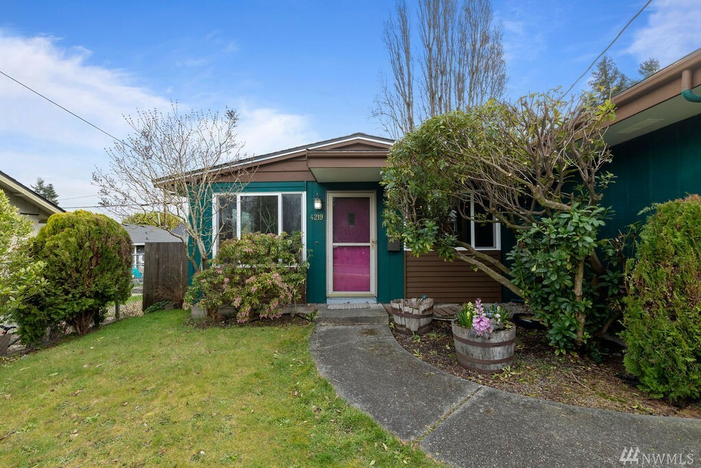 Property Photo:  4219 N Orchard St  WA 98407 