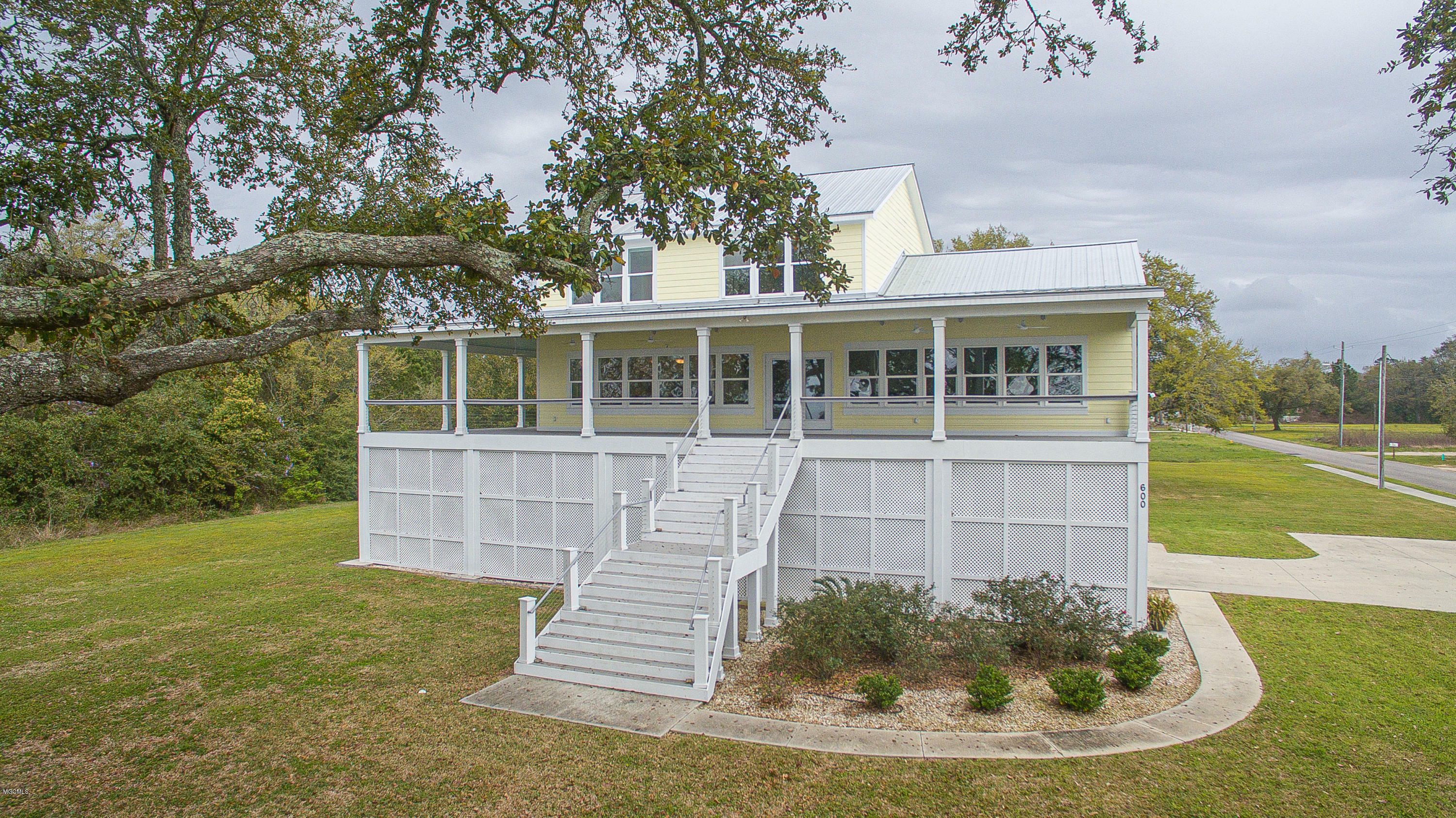 Property Photo:  600 W Beach Boulevard  MS 39560 