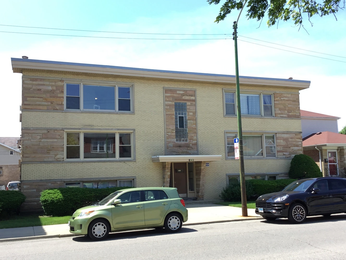 Property Photo: 5841 West Foster Avenue 1se IL 60630