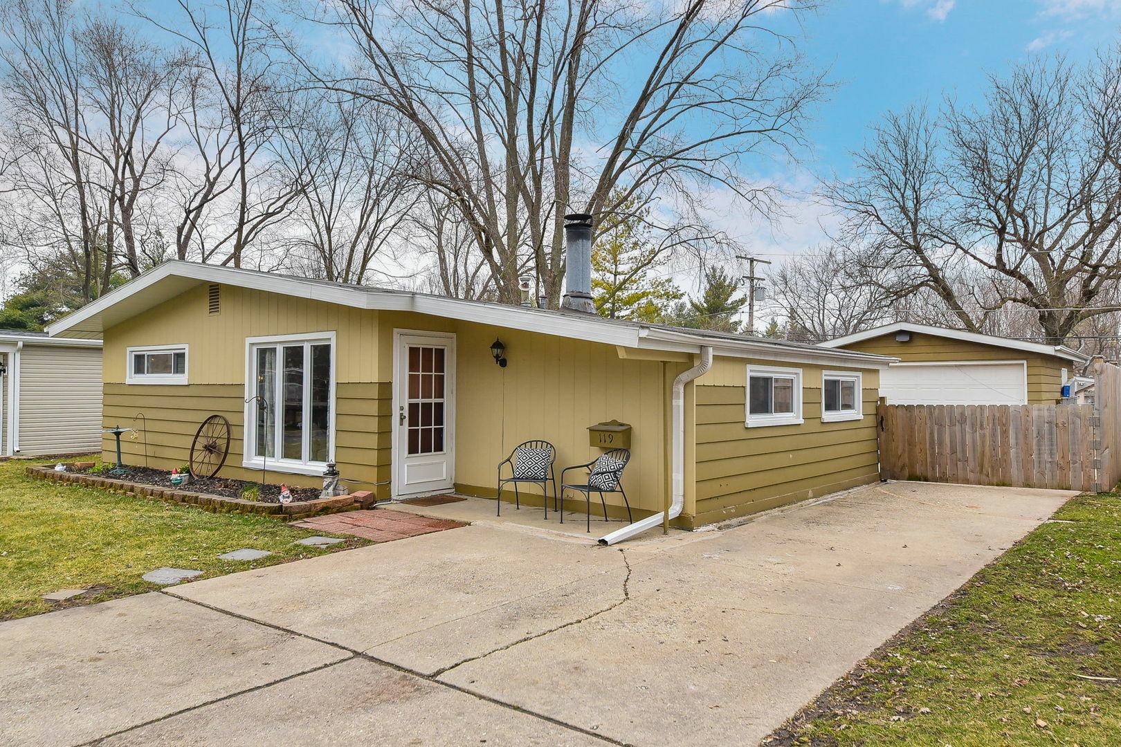 Property Photo:  119 Maple Avenue  IL 60542 