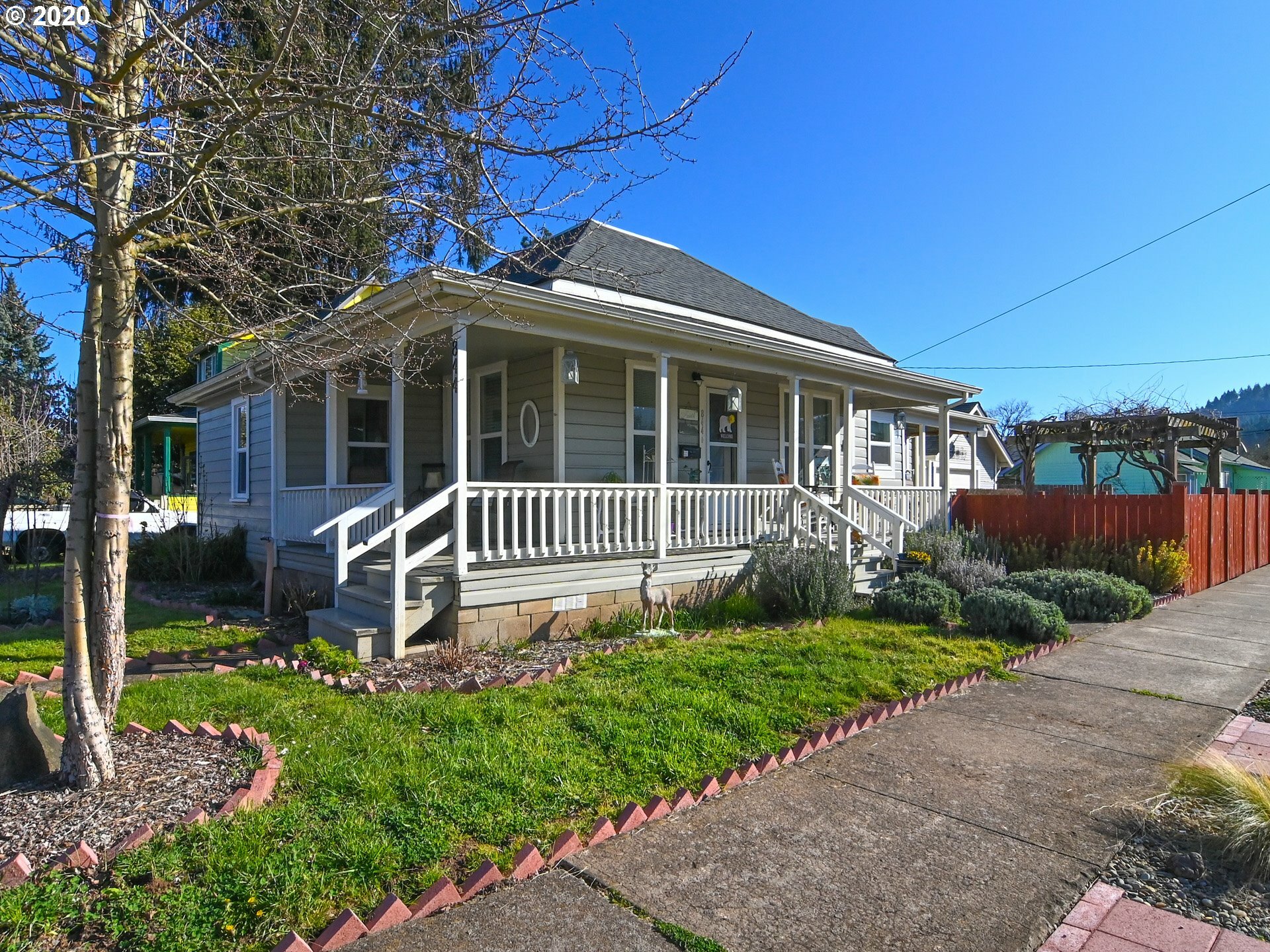 Property Photo:  844 S 6th St  OR 97424 