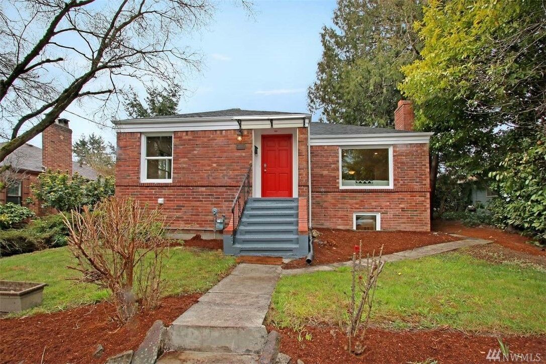 Property Photo:  8215  Sunnyside Avenue N  WA 98103 