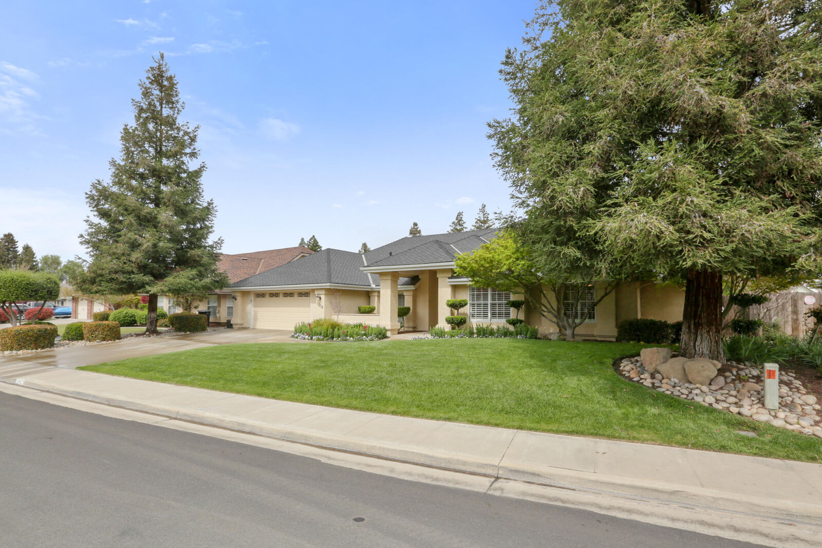 Property Photo:  1516 E Princeton Court  CA 93292 