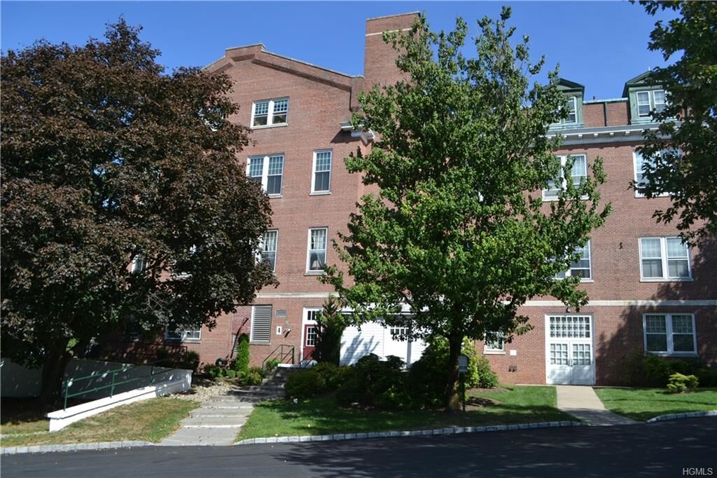 Property Photo: 4409 Villa At The Woods NY 10566