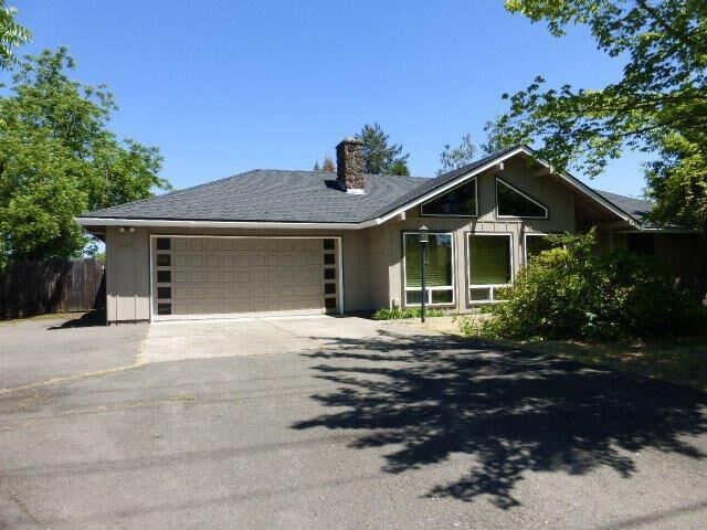 Property Photo:  2233 Spring Street  OR 97504 