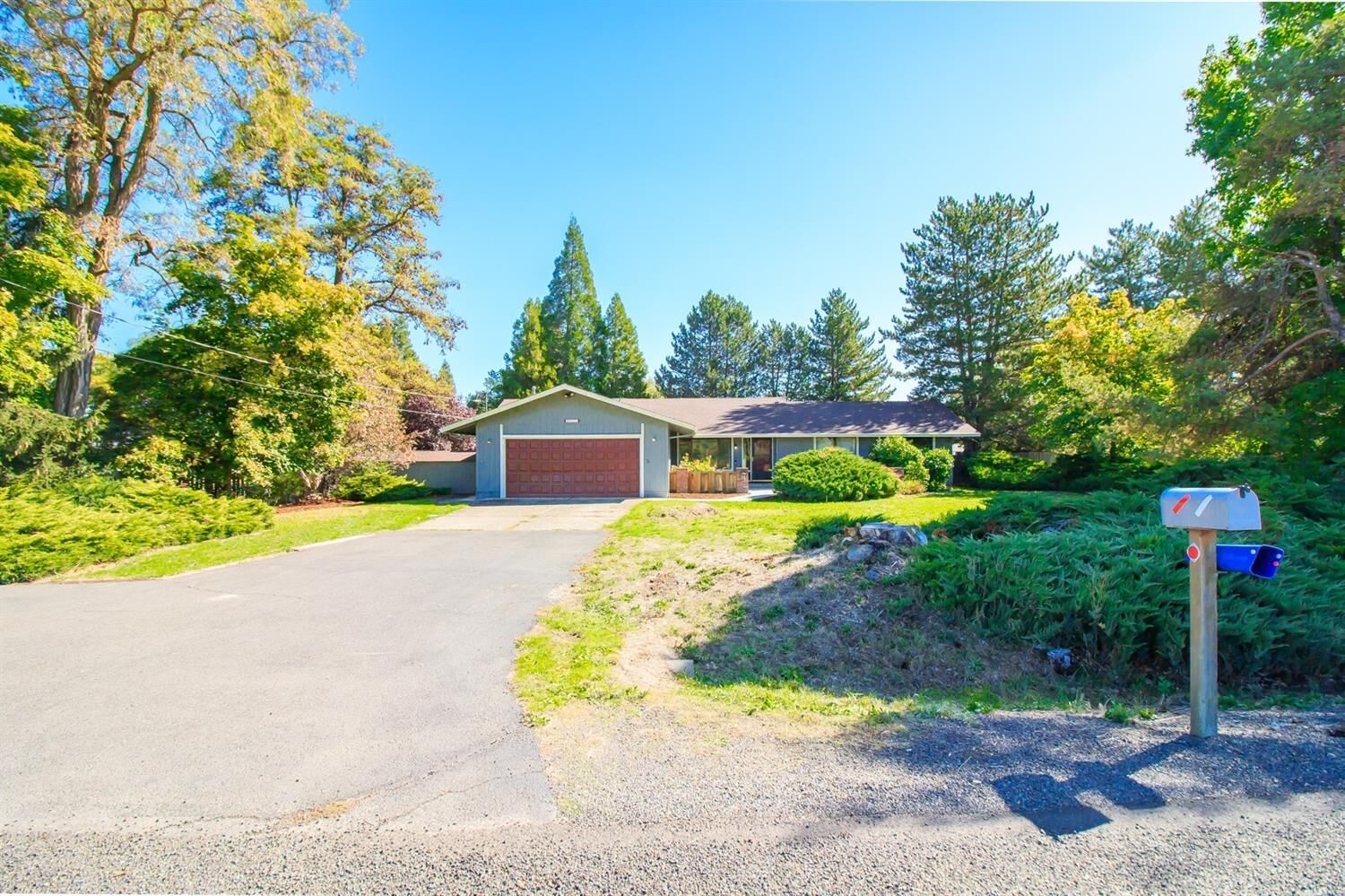 Property Photo: 2115 Fairlane Drive OR 97501