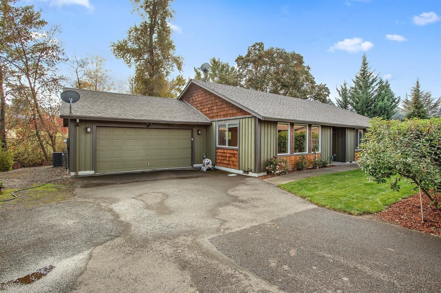 Property Photo: 2428 Edgemont Drive OR 97504