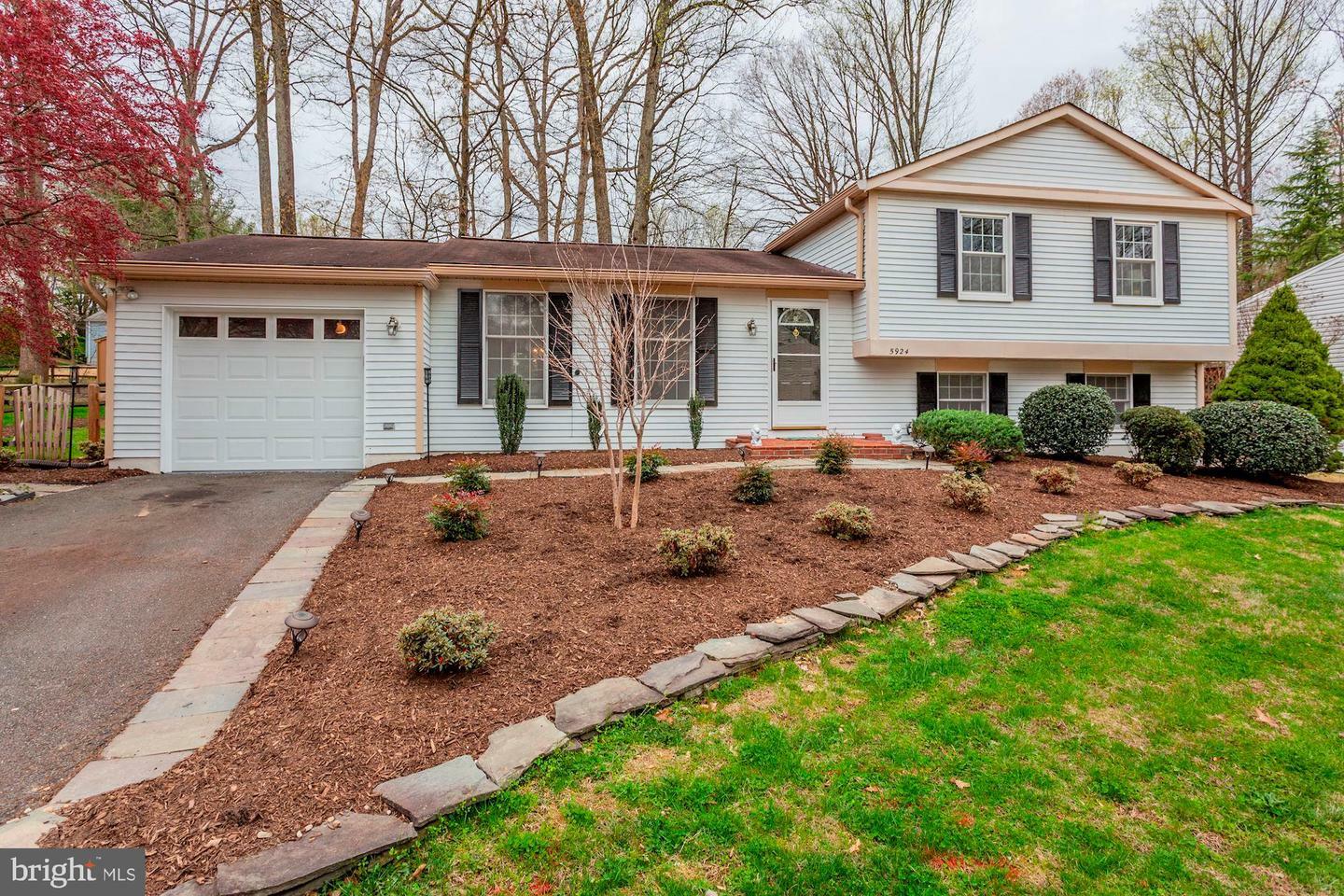 Property Photo:  5924 Oak Leather Drive  VA 22015 