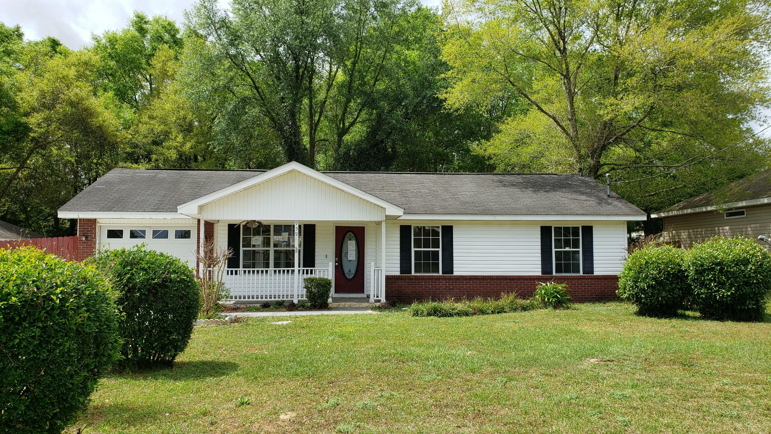 Property Photo: 959 Valley Road FL 32539