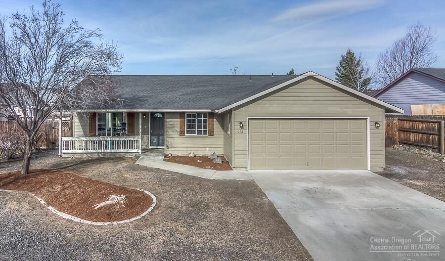 Property Photo:  951 NE Snowberry Street  OR 97754 
