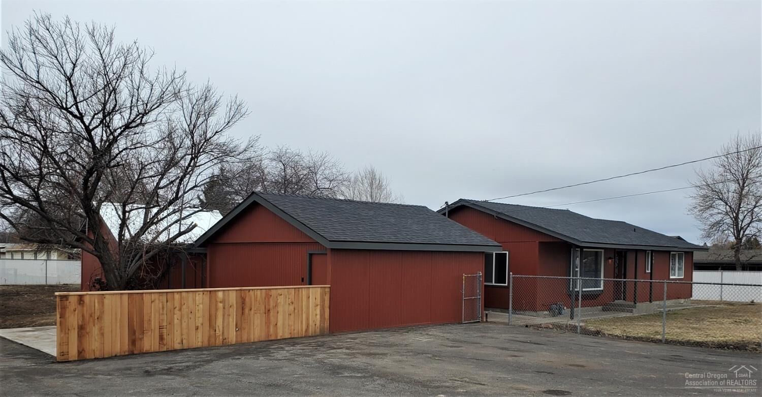 Property Photo:  657 SE Brewer Lane  OR 97754 