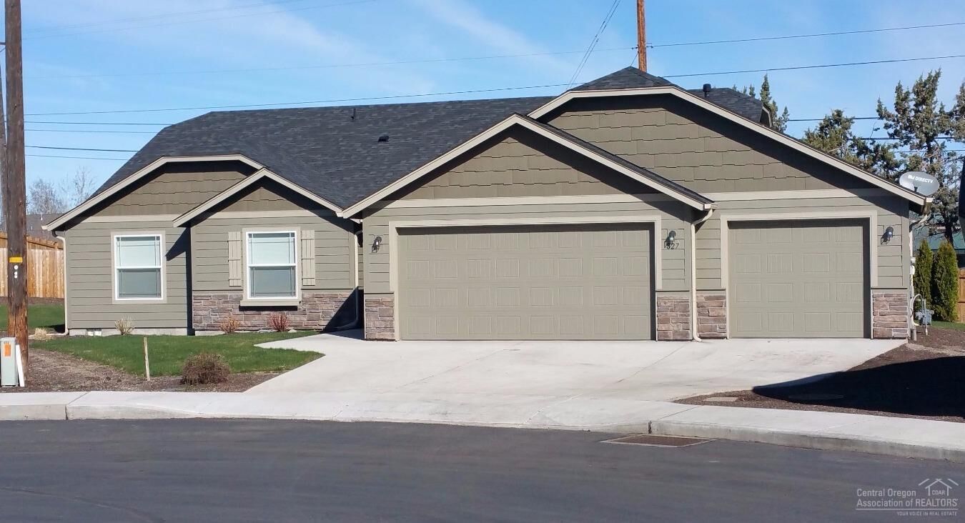 Property Photo:  827 SW 23rd Court  OR 97756 