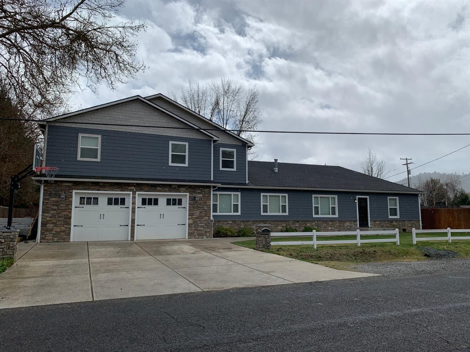 Property Photo:  1895 Archer Drive  OR 97501 