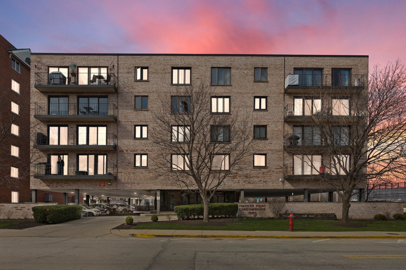 Property Photo: 1660 East Thacker Street 4F IL 60016