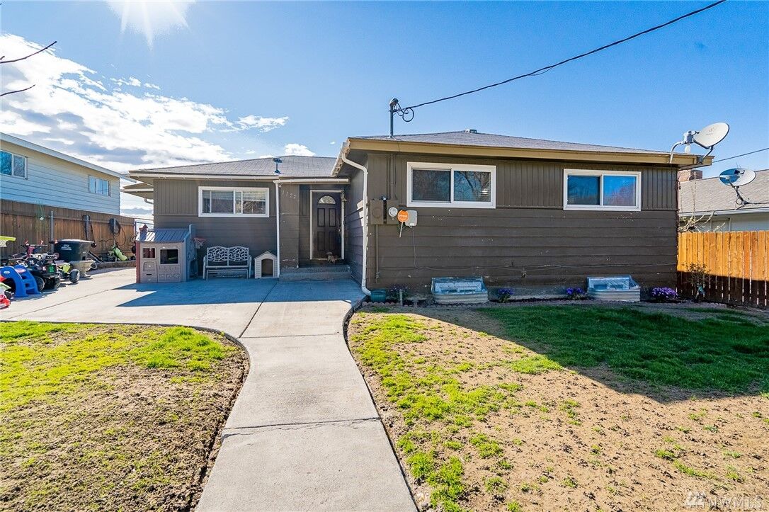 Property Photo:  1122 S Baker St  WA 98837 