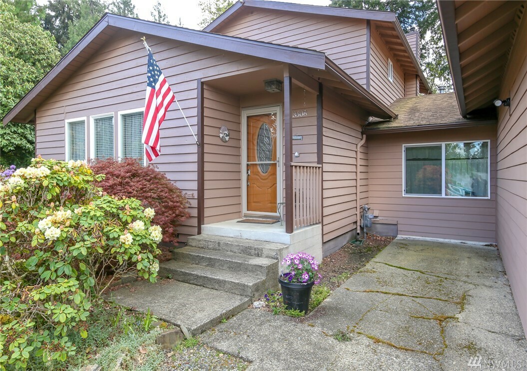 Property Photo: 3608 Lakeridge Dr E WA 98391
