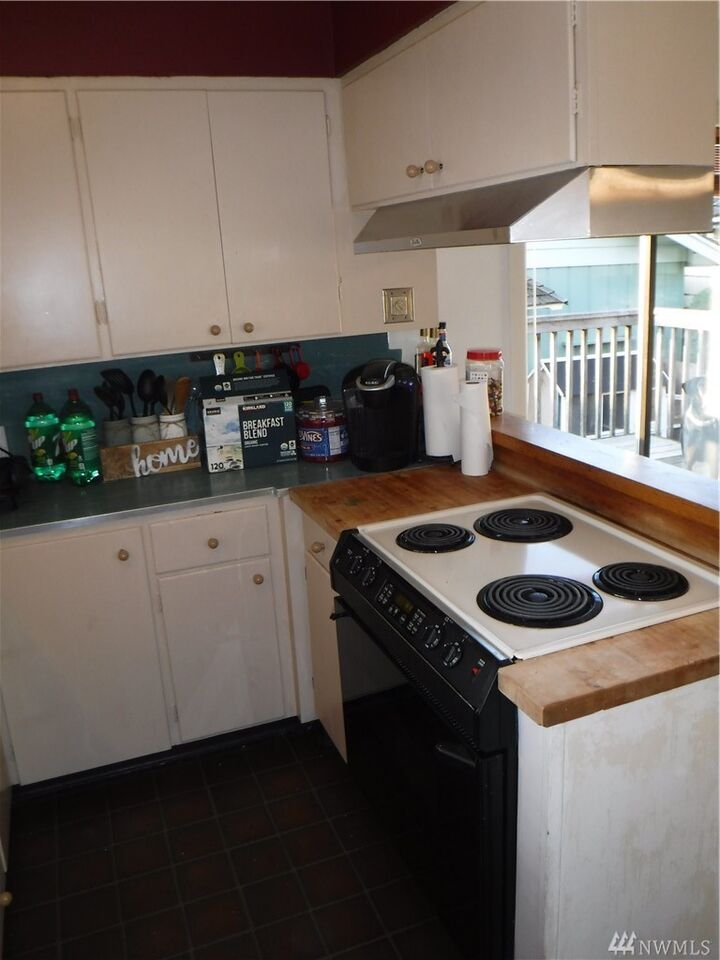 Property Photo:  612 W 2nd Street  WA 98520 