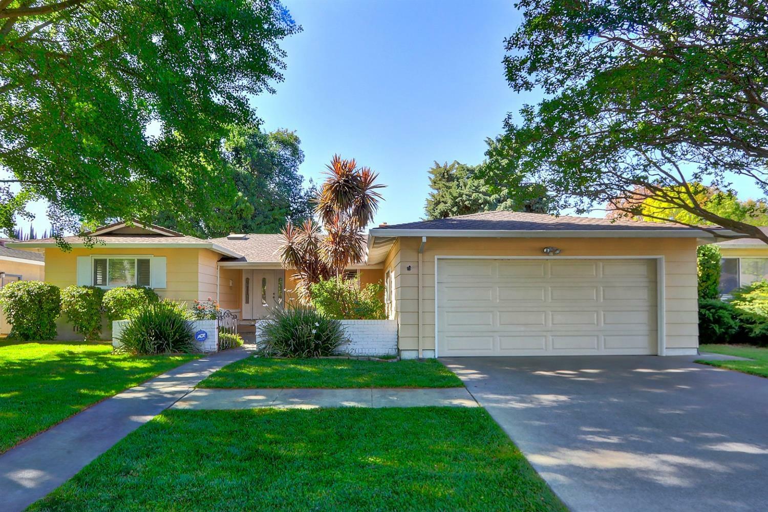 Property Photo:  893 Royal Green Avenue  CA 95831 