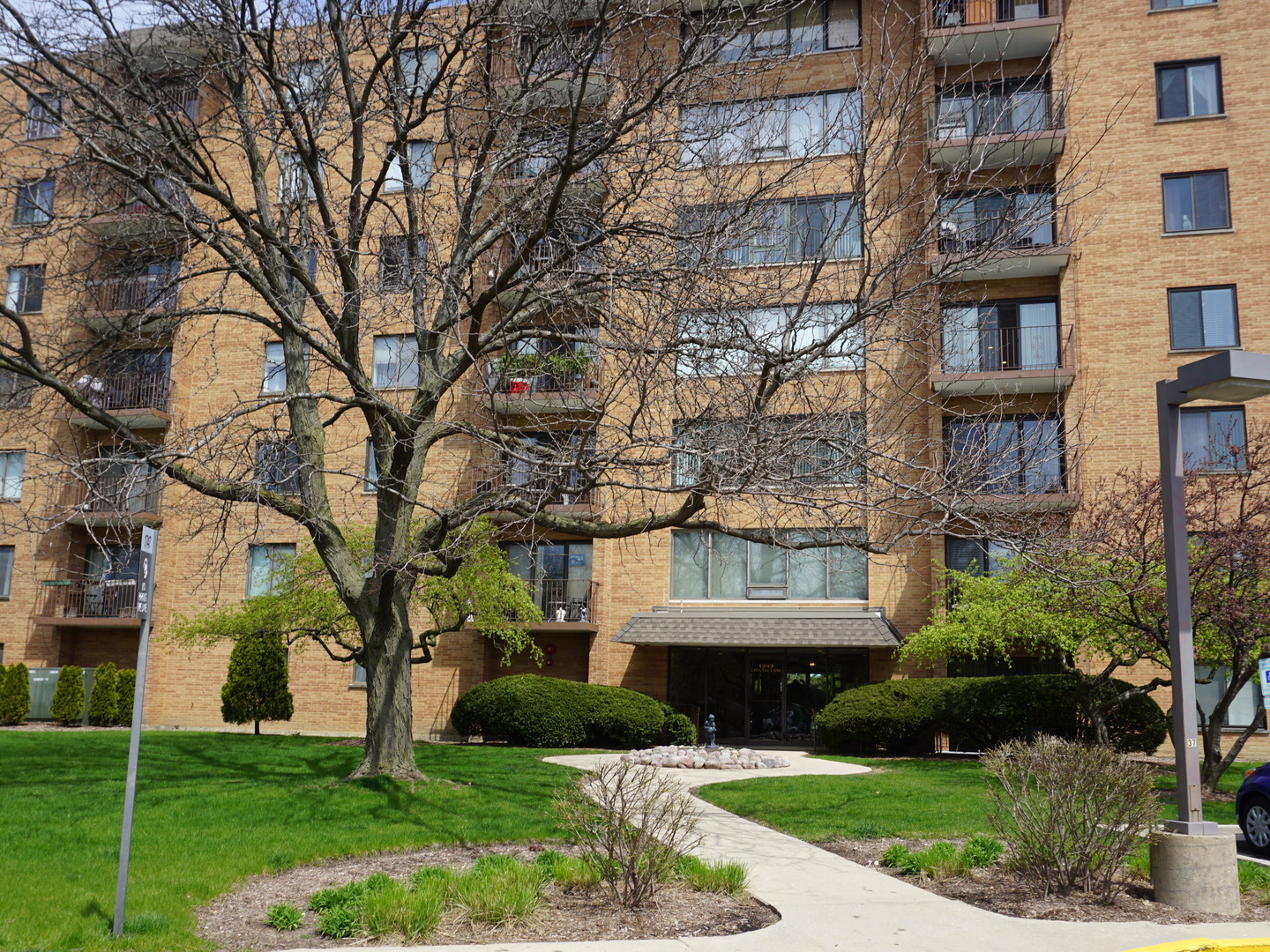 Property Photo:  1747 West Crystal Lane 702  IL 60056 