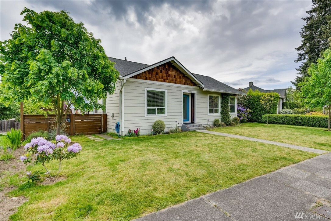 Property Photo:  3820 Belvidere Ave SW  WA 98126 