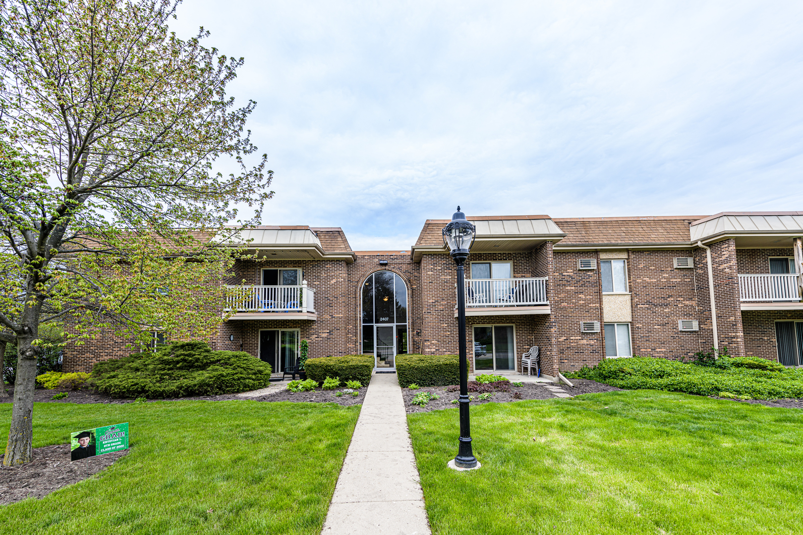 Property Photo:  2407 North Kennicott Drive 1B  IL 60004 