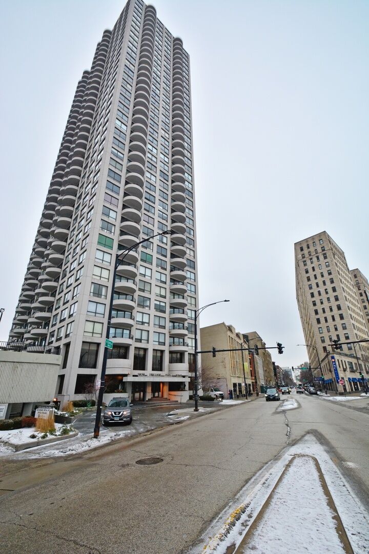 Property Photo: 2020 North Lincoln Park West Avenue North 5B IL 60614