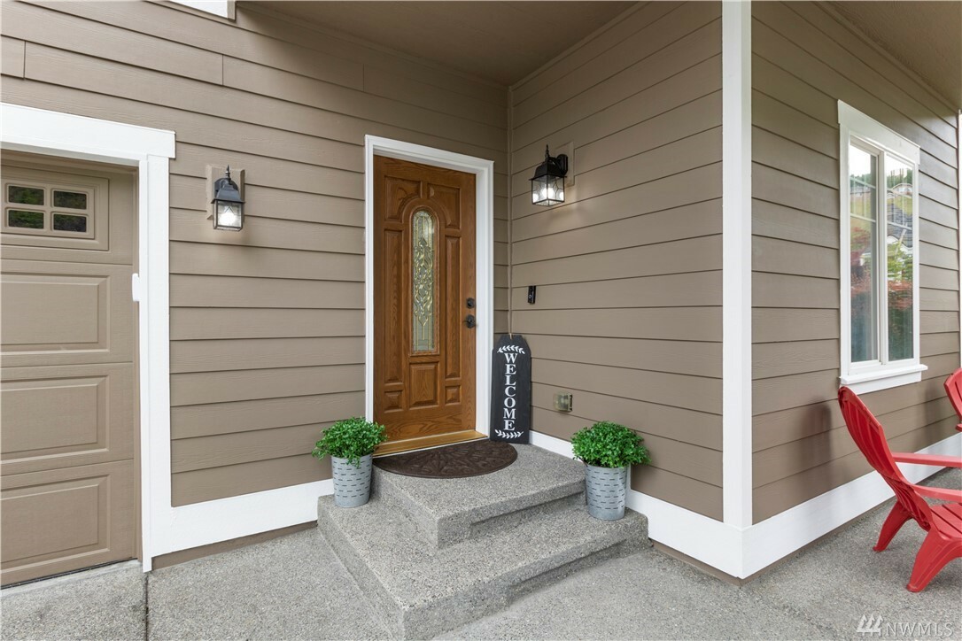 Property Photo:  16906 W Hill Dr E  WA 98391 